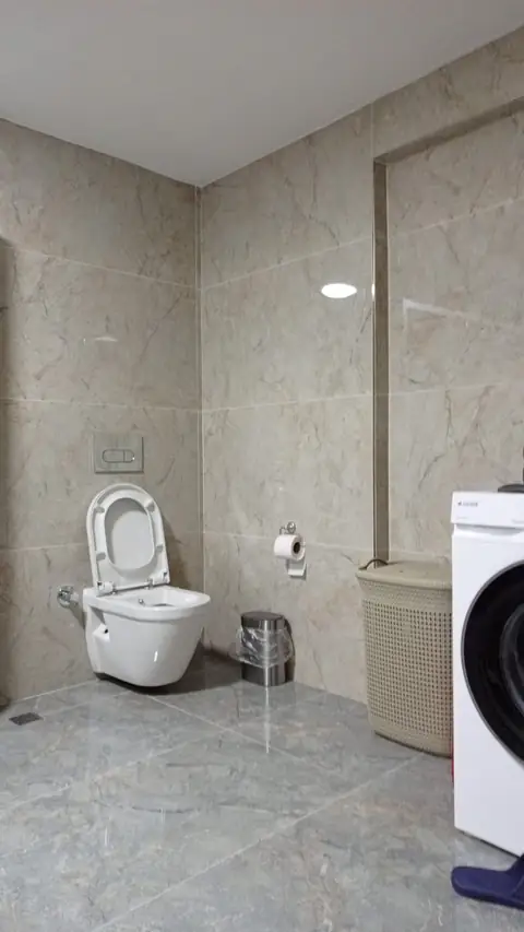 Asma klozet ve gömme rezervuar, bej mermer desenli banyo seramiği