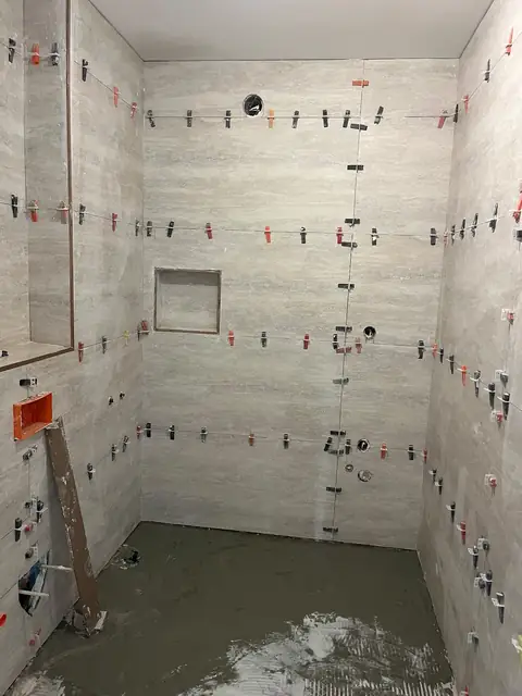 Nişli banyo duvarında seramik uygulaması, zemin şapı hazır