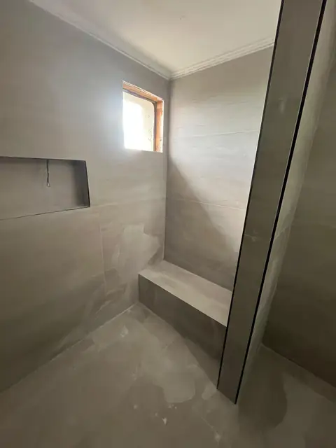 Oturma basamaklı duş alanı ve seramik kaplama