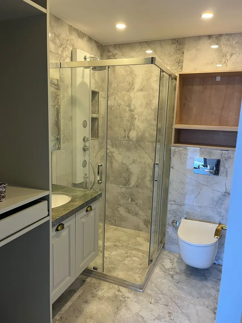 Banyo tadilatı sonrası duşakabin ve mermer desenli seramik kaplama