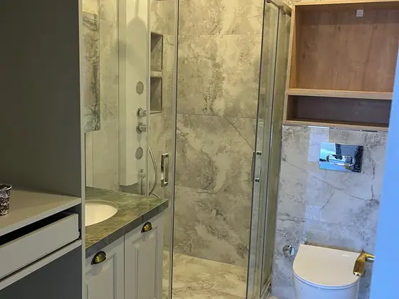 Banyo tadilatı sonrası duşakabin ve mermer desenli seramik kaplama
