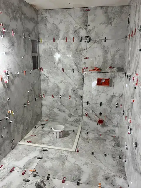 Gri mermer desenli banyo duvarı ve zemini, klips sistemiyle döşeme
